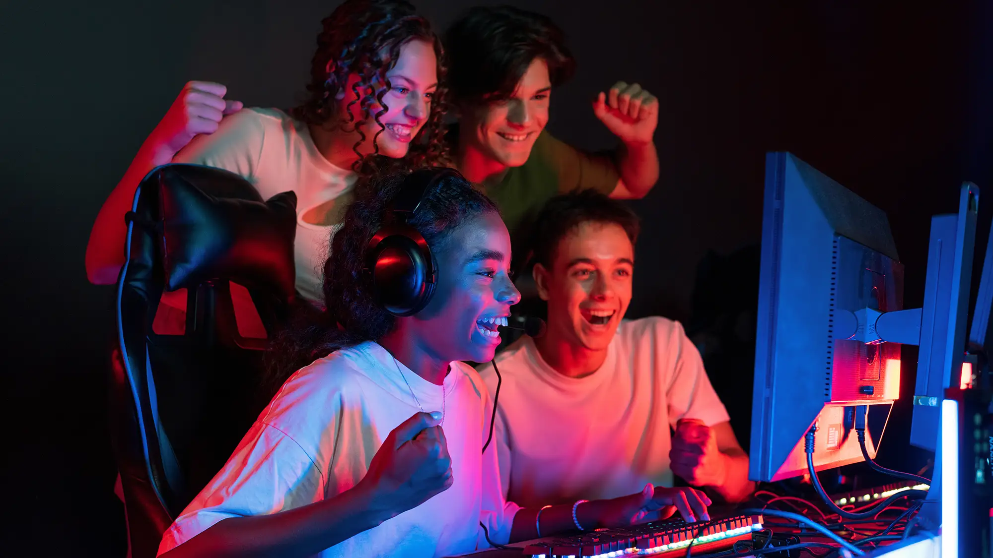 Computador Gamer montado com cable management impecável e iluminação RGB pela Prime Store.