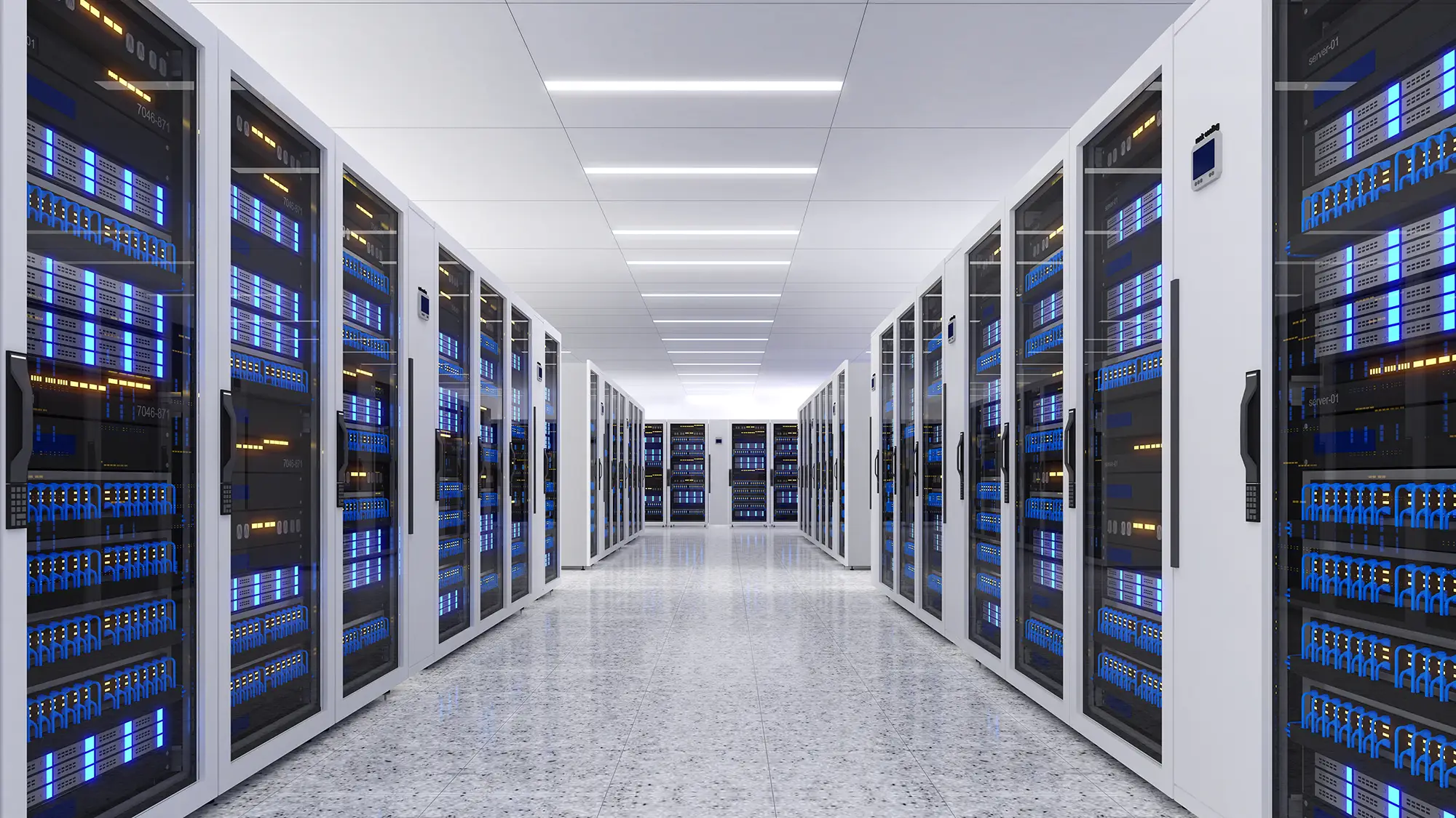 Rack de servidores corporativos organizado e reestruturado com equipamentos Unifi.